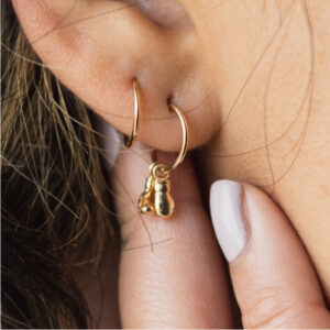Gouden charme oorbellen met subtiel ontwerp voor dagelijks gebruik