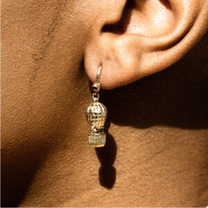 Gouden charme oorbellen met subtiel en licht ontwerp, ideaal voor dagelijks gebruik