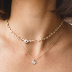 Goudkleurige hanger ketting met een gold-plated pendant aan een fijne ketting