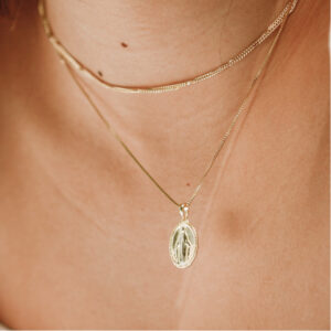 Goudkleurige hanger ketting met een gold-plated hanger aan een fijne ketting.